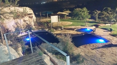 אור יקר בלילה.jpeg